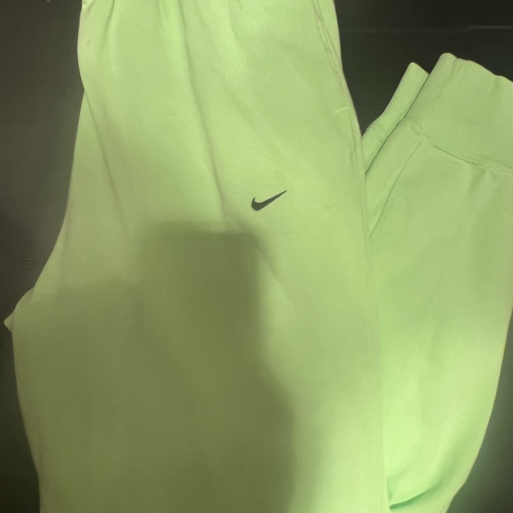 Men’s green Nike sweatpants. (Size M)